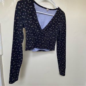 Cute V neck long sleeve black top with small flowers